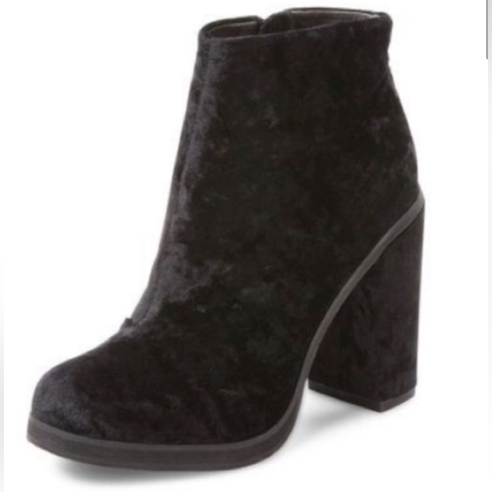 NWOT Seychelles Cavalcade Crushed Black Velvet Heeled Booties - Size 10